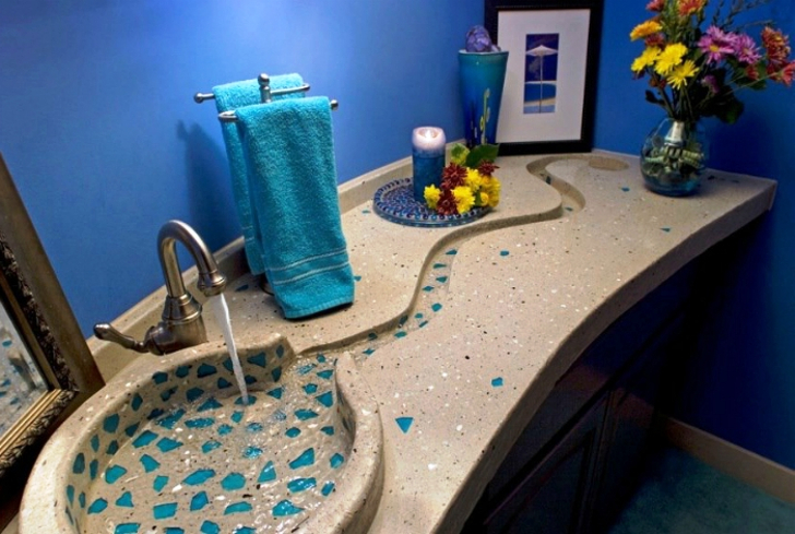 11. Нестандартный выбор для ванной — бетонная раковина в виде ручейка