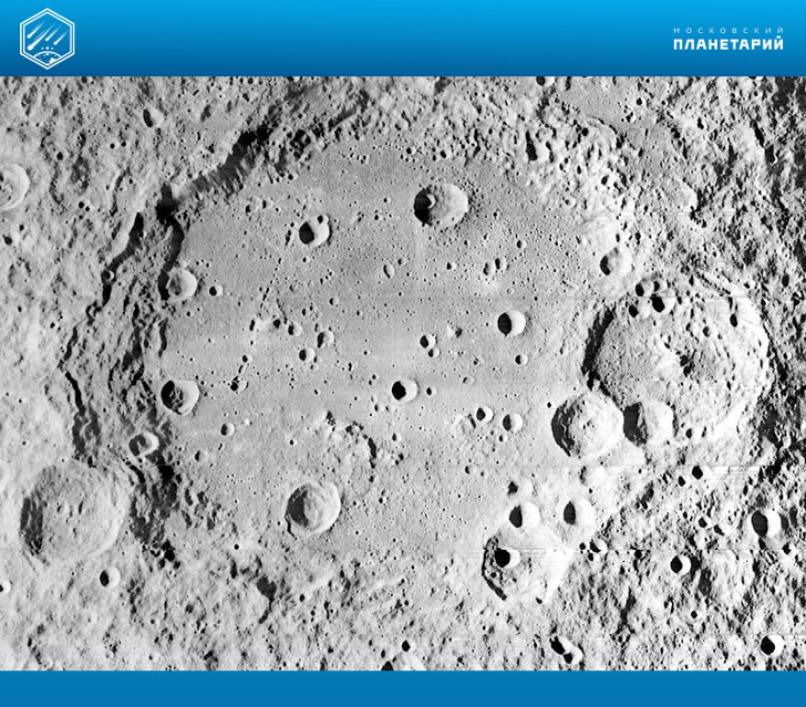  Кратер Менделеев, диаметр 325 км. Снимок зонда Lunar Orbiter - I. 