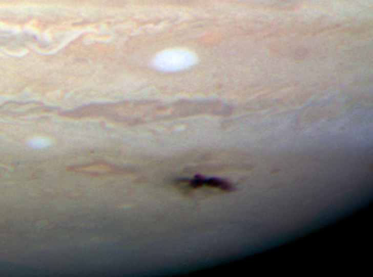  Второе зафиксированное падение небесного тела на Юпитер. Пятно размером с Тихий океан. Снимок телескопа им. Хаббла, 2009 г.