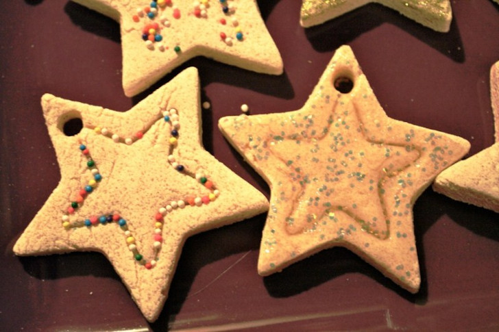 Можете декорировать печенье разноцветной присыпкой и блестящим лаком