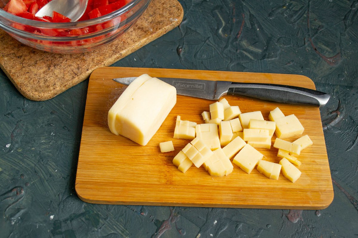 Нарезанный сыр добавляем к помидорам
