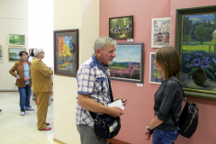 Художественная выставка в Выставочном зале имени Ю.В. Карапаева «Любимому городу посвящается» (фото В.Кузьмин, август, 2022)
