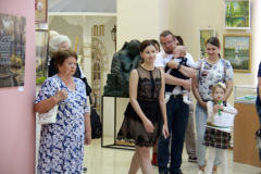 Художественная выставка в Выставочном зале имени Ю.В. Карапаева «Любимому городу посвящается» (фото В.Кузьмин, август, 2022)
