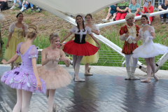 Балет на надводной сцене парка «Вальс цветов» (июль, 2022)