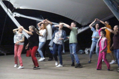 Обучение танцам (Парк «Вальс цветов», Клинская акция «Ночь в парке», фото В.Кузьмин, июль, 2022)