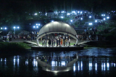 Ночная мошкара со своим рисунком в свете фонаря (Клинская акция «Ночь в парке», фото В.Кузьмин, июль, 2022)