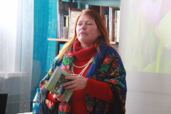 Песни и стихи о любимых и дорогих женщинах в Высоковской городской библиотеке, посвященный международному дню 8 Марта (фото В.Кузьмин, март, 2022)