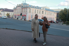 Марина Орлова и Татьяна Кочеткова (краевед) (Фото из архива В.Кузьмина, сентябрь, 2022)