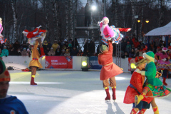 Сказочная красота ледового шоу в новогодние каникулы на катке в Сестрорецком парке (фото В.Кузьмин, январь, 2023 года)