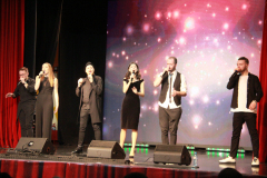 Уникальное а капельное пение вокальной группы «Rain Drops» на сцене МЦ «Стекольный» (фото В.Кузьмин, декабрь, 2022)