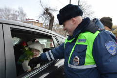 В Клину полицейские и общественники приняли участие в акции «Цветы для автоледи» (фото Пресс-служба ОМВД России по г.о. Клин, март, 2023)
