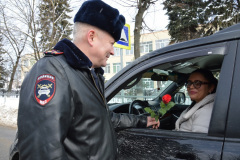 В Клину полицейские и общественники приняли участие в акции «Цветы для автоледи» (фото Пресс-служба ОМВД России по г.о. Клин, март, 2023)