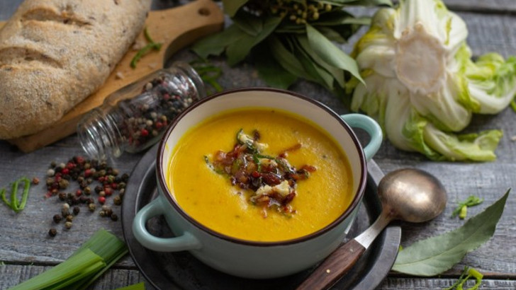 Крем-суп из цветной капусты с беконом — яркий цвет и вкус