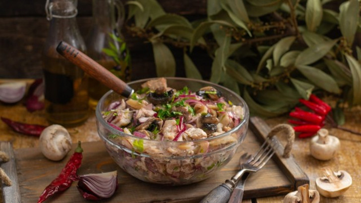 Сытный салат со свининой и грибами по-деревенски
