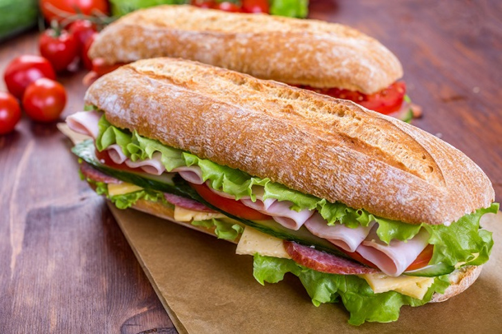 Сегодня сэндвичи бывают не только разных рецептов, но и разных размеров (Фото: © Nalga / Фотобанк Фотодженика)
