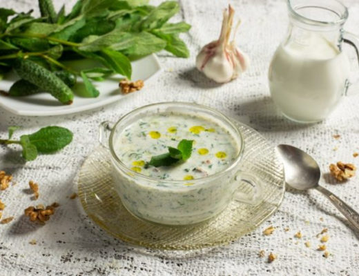 Таратор — болгарский холодный суп с грецкими орехами