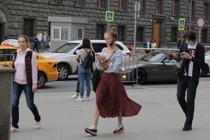 Вирус гуляет. 9 Мая Москва прогулка. Пугачева гуляет по улицам Москвы. Пугачева гуляет. Аглистефан гуляет по Москве.