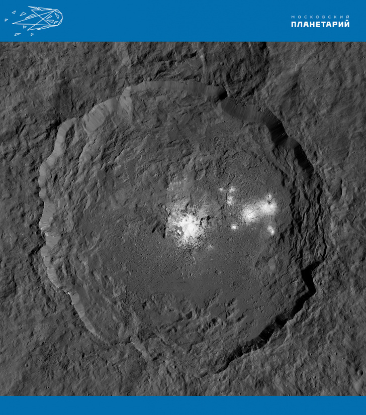  Церера. Группа белых пятен внутри кратера Оккатор, диаметр кратера 92 км. Снимок КА Dawn, 2015 год. 