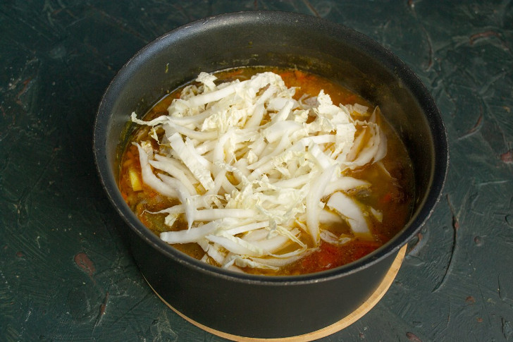 Готовим суп на тихом огне примерно 40 минут, затем добавляем пекинскую капусту