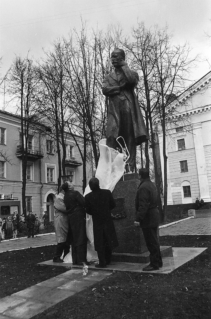 1995г.10 открытие памятника Чайковскому 