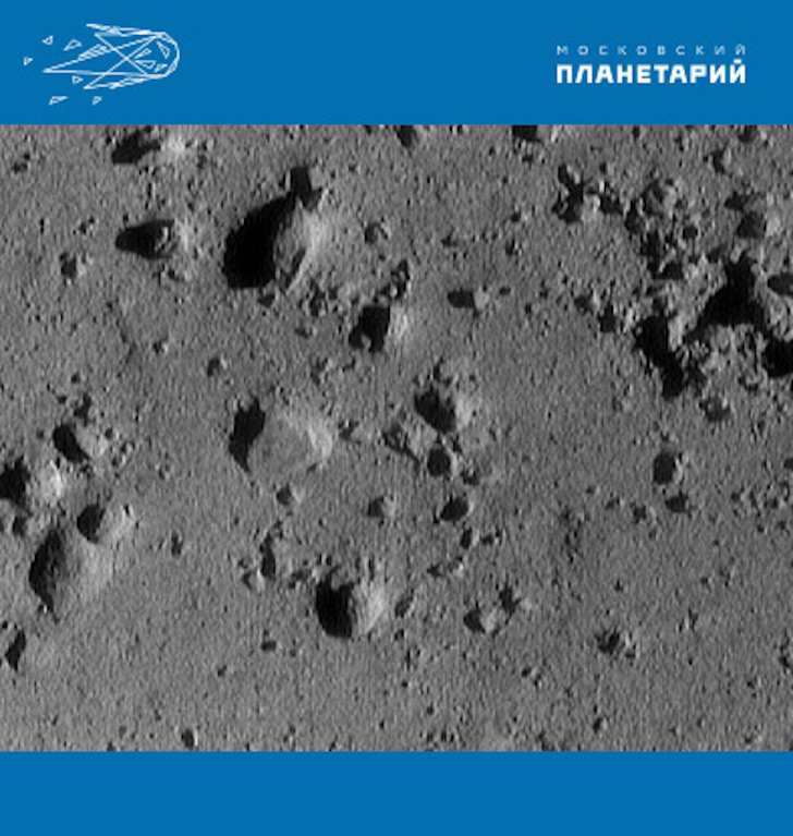  Реголит Эроса. Снимок сделан во время посадки АМС NEAR Shoemaker на поверхность астероида. Площадь около 12 метров в поперечнике. 