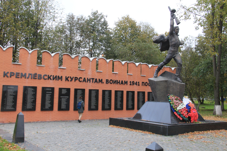 Памятник Кремлевским курсантам