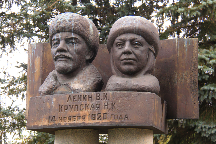 Редкий памятник В.И. Ленину и Н.К. Крупской