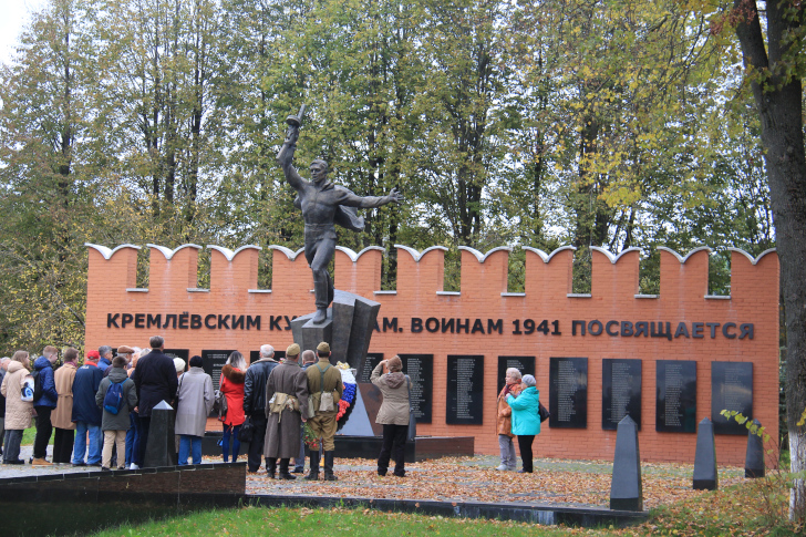 Ярополец памятник погибшим Кремлевским курсантам