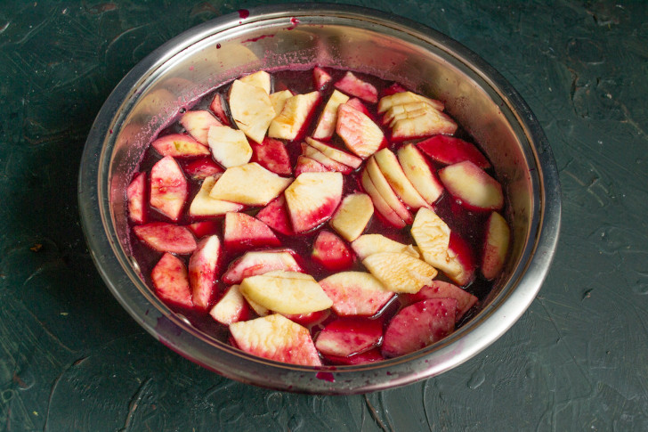 Яблоки режем тонкими ломтиками, кладём в виноградный сок