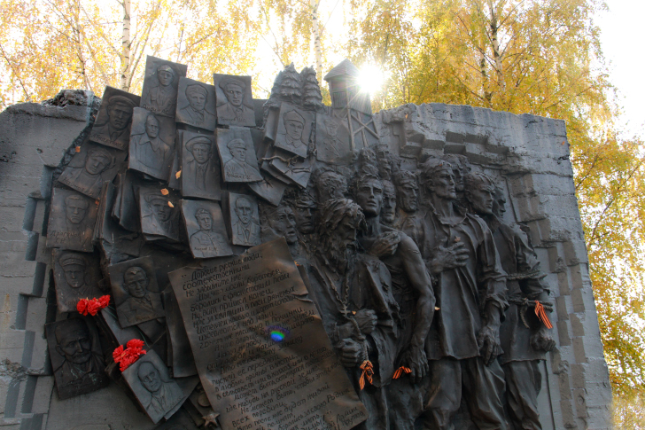 Мемориал на месте лагеря ДУЛАГ 184 (Фото В.Кузьмин, октябрь, 2021)