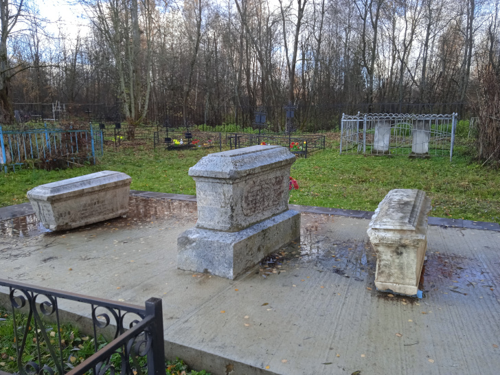 Возрожденная могила Григория Лаврнтьевича Кашаева на староверническом кладбище