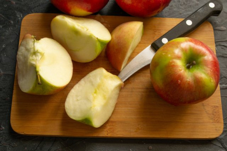 Тщательно моем яблоки, разрезаем на части, вырезаем серединки с семенами