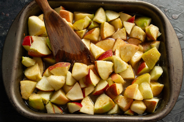 Ставим противень с яблоками в духовку, оставляем на 15 минут, перемешиваем