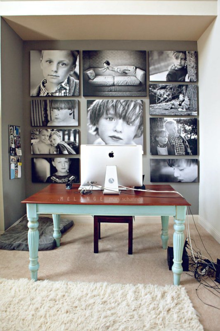 Цельная композиция из семейных фотографий в черно-белом цвете украсила стену рабочего кабинета