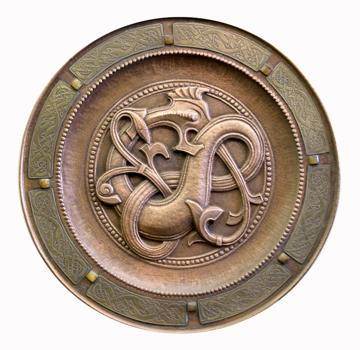 Арсен Кучухидзе, пано Кельтский орнамент, медь, латунь, янтарь О = 50 см