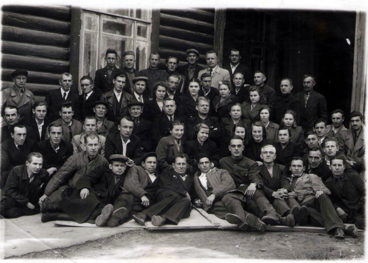 Группа рабочих. Администрация завода у старого здания клуба