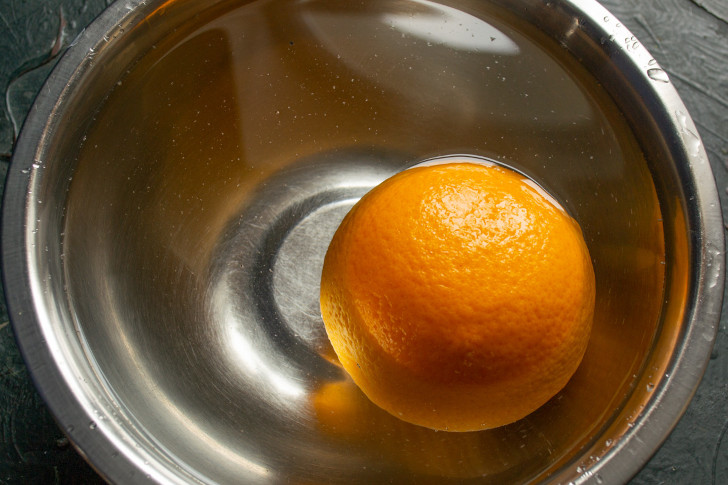 Ошпаренный апельсин хорошо промываем