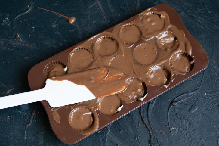 Наливаем в форму растопленный шоколад