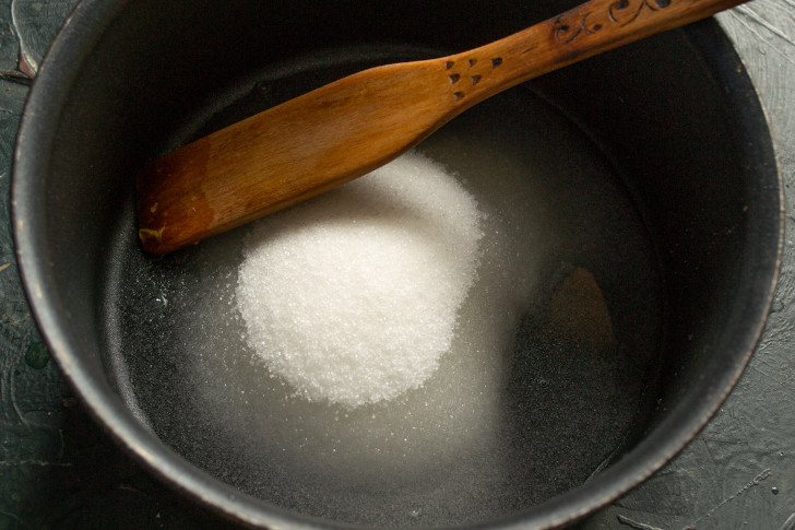 Насыпаем сахар наливаем воду, нагреваем, пока сахар не растворится