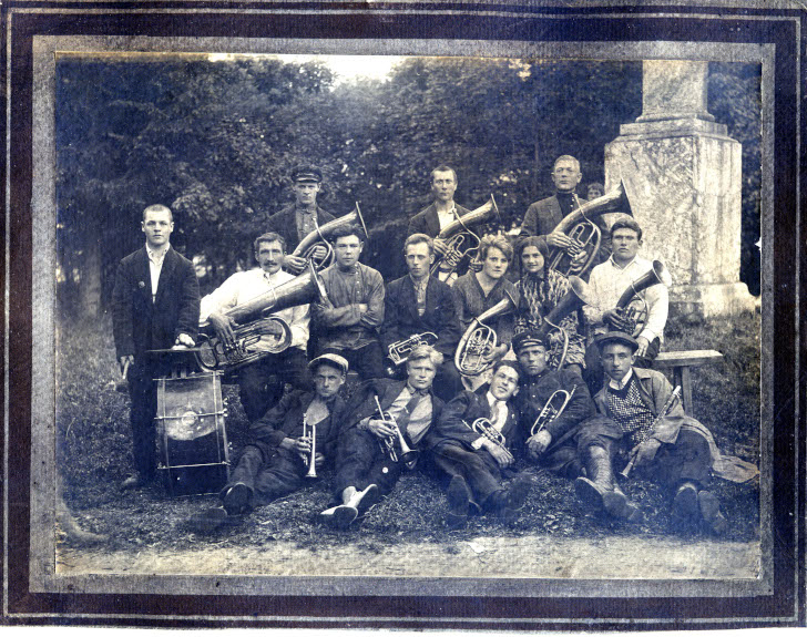 Клинский духовой оркестр (1930 год) в Демьяновском парке рядом с колонной посвященной Екатерине II