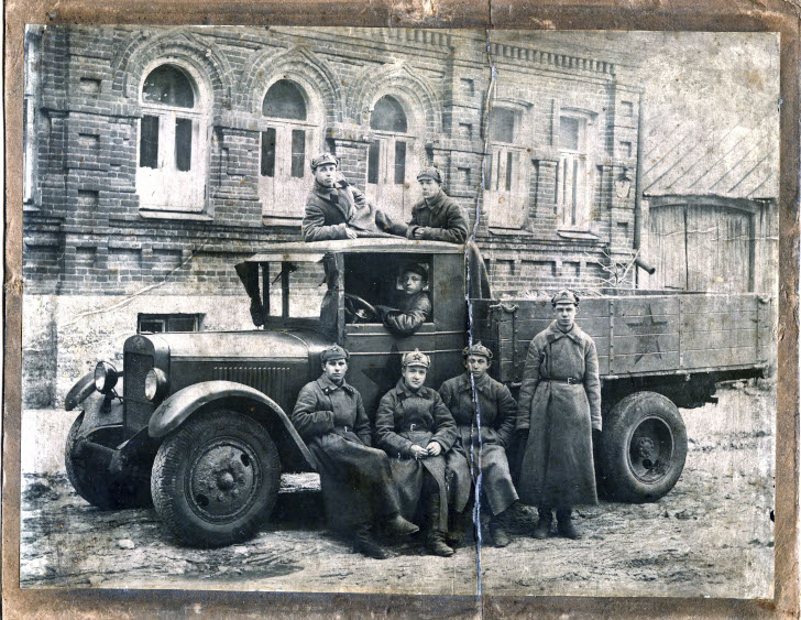 Красноармейцы на автомобиле, 1921 год