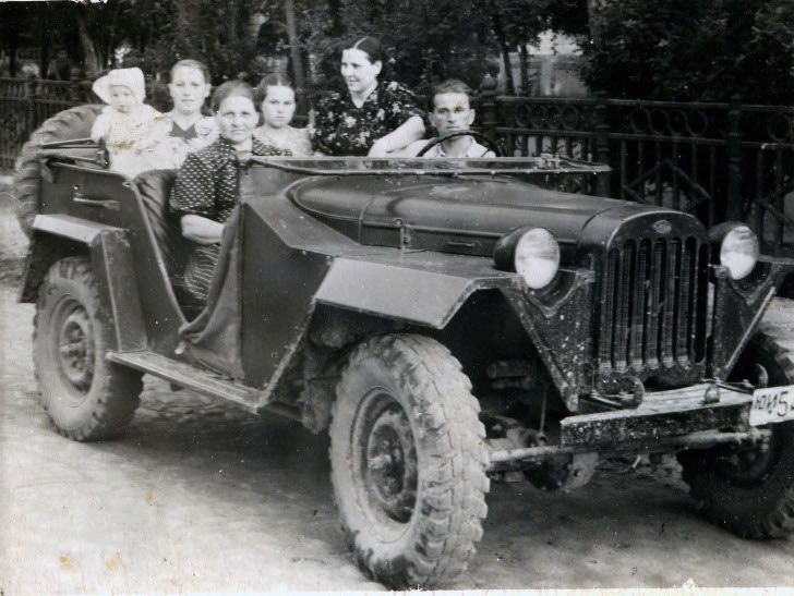 Послевоенный снимок 1946 год катание на автомобиле