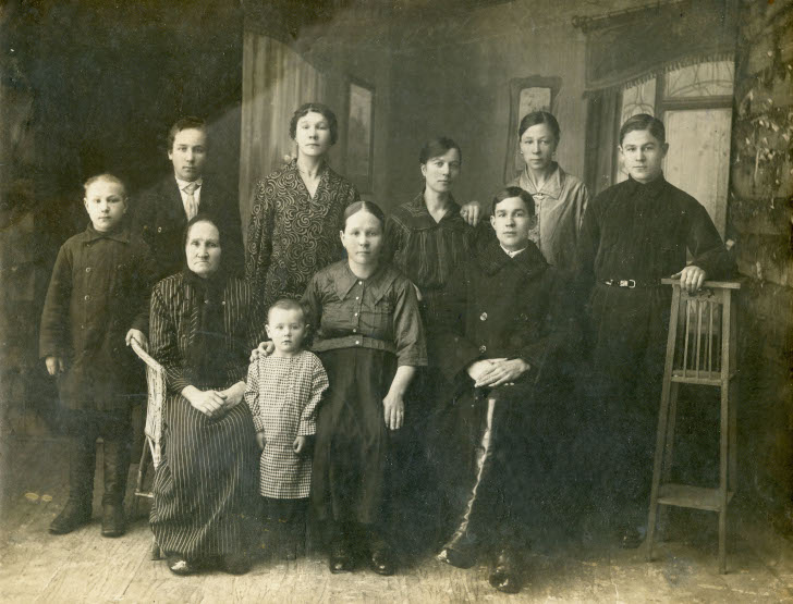 Семейный снимок (автор клинский фотограф Дерюгин 1915 год)