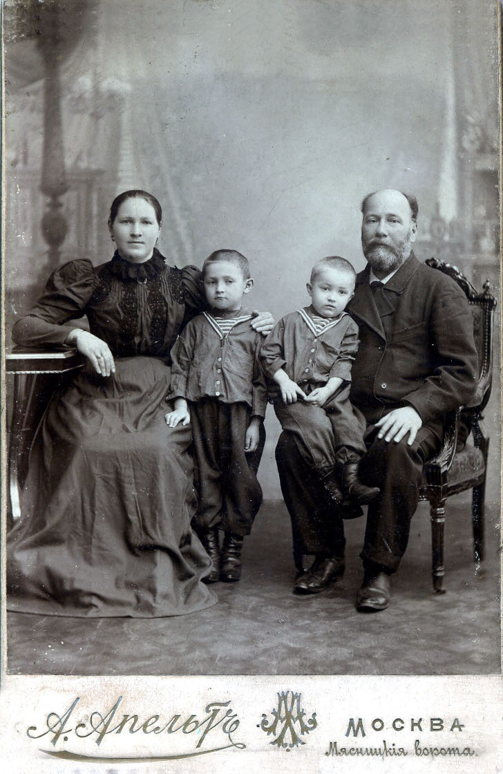 Семья Никоновых два брата с родителями 1900 год, а на следующем они же только служащие один прапорщик в белой гвардии, другой матрос красноармеец