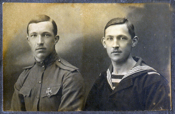 Семья Никоновых два брата с родителями 1900 год, а на следующем они же только служащие один прапорщик в белой гвардии, другой матрос красноармеец