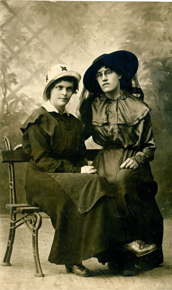 Сестры милосердия 1917 год Надпись на обратной стороне На память Маше от Насти (Ярославль 26.VII.1917)