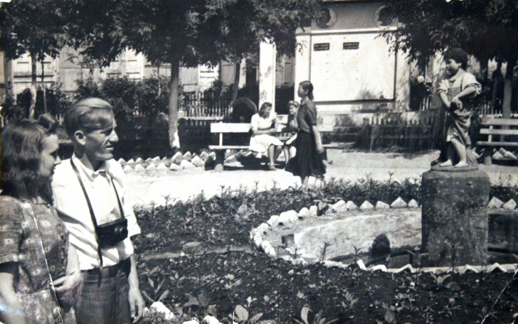 Торговые ряды скульптура «Девочки грибницы», 1954 год, из архива ветерана Алексея Федоровича Байкина