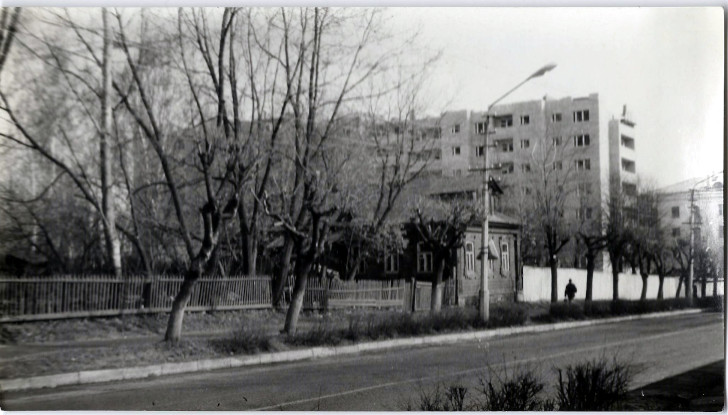 25 апреля 1985 г. ул. Гагарина д.16 снесен в 1987 г. сейчас там 15-и этажка
