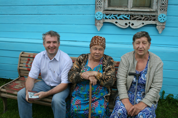 В центре фото старожил деревни Борисово Мария Илларионовна