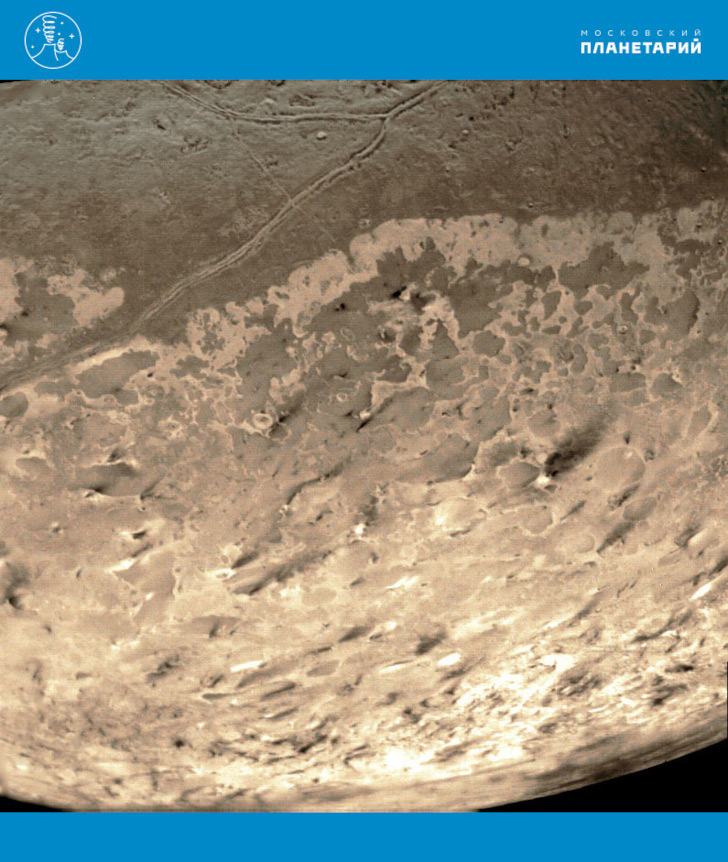  Тритон. Тёмные пятна — следы извержений криовулканов. Фото КА «Вояджер-2», 1989 г. 
